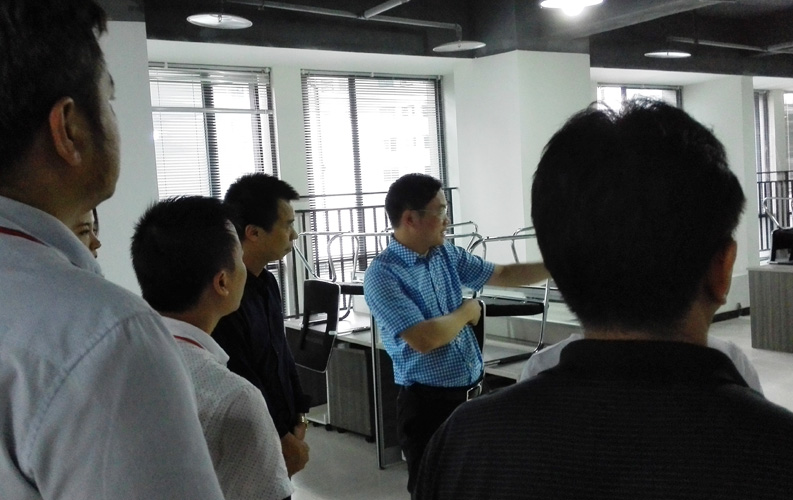 賴區(qū)長鼓勵重慶天度網(wǎng)絡(luò)公司要多進行創(chuàng)新，并就天度未來發(fā)展方向做出重要指示。