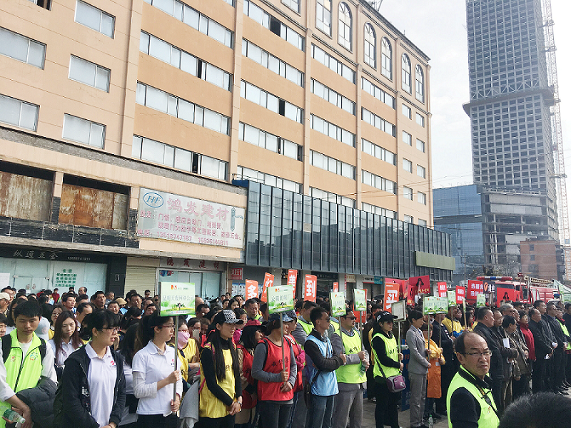 2017年3月5日，是我國第54個學雷鋒紀念日。3月份的春天萬物復蘇，百花齊放。陽光透過淡薄的云層照耀著大地，它的萬道金光愉快地普照著萬物。春風拂面,是那么清柔,那么親切,就像是雷鋒的精神一直溫暖著、鼓舞著我們!