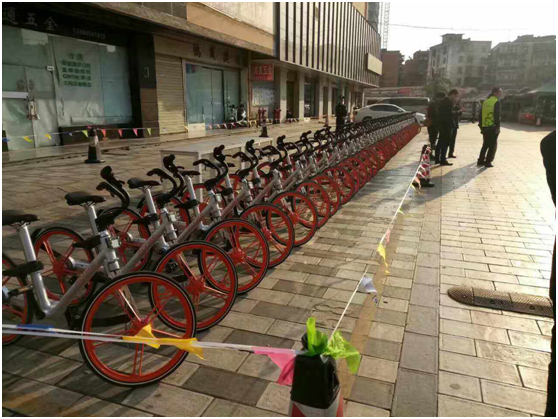 上午11點，云南天度投資集團有限公司、云紡商業(yè)區(qū)、昆明悅動文化傳播有限公司、云南北瑞兔司機新能源汽車科技有限公司、moblke摩拜單車許多商戶踴躍參加，由150余名志愿者組成的隊伍開始了浩浩蕩蕩的4公里公益徒步，目的是鼓勵大家使用零污染的交通工具，降低自然資源的耗損，同時也是為了讓市民能夠熟知這樣的出行方式，倡導綠色出行。